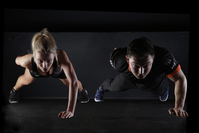 Dos personas entrenando en el suelo