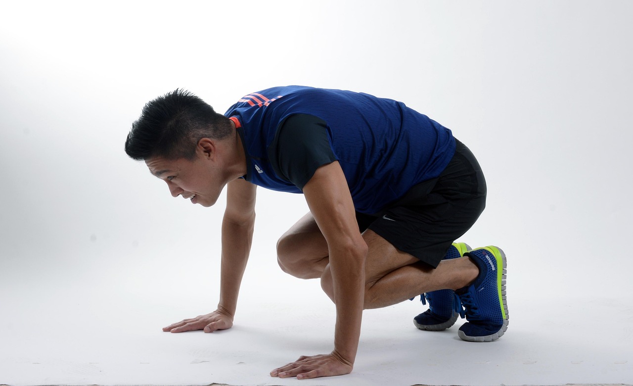 Entrenador haciendo un burpee en el suelo