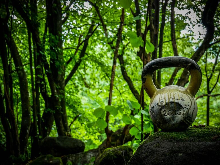 Atleta entrenando con kettlebell al aire libre