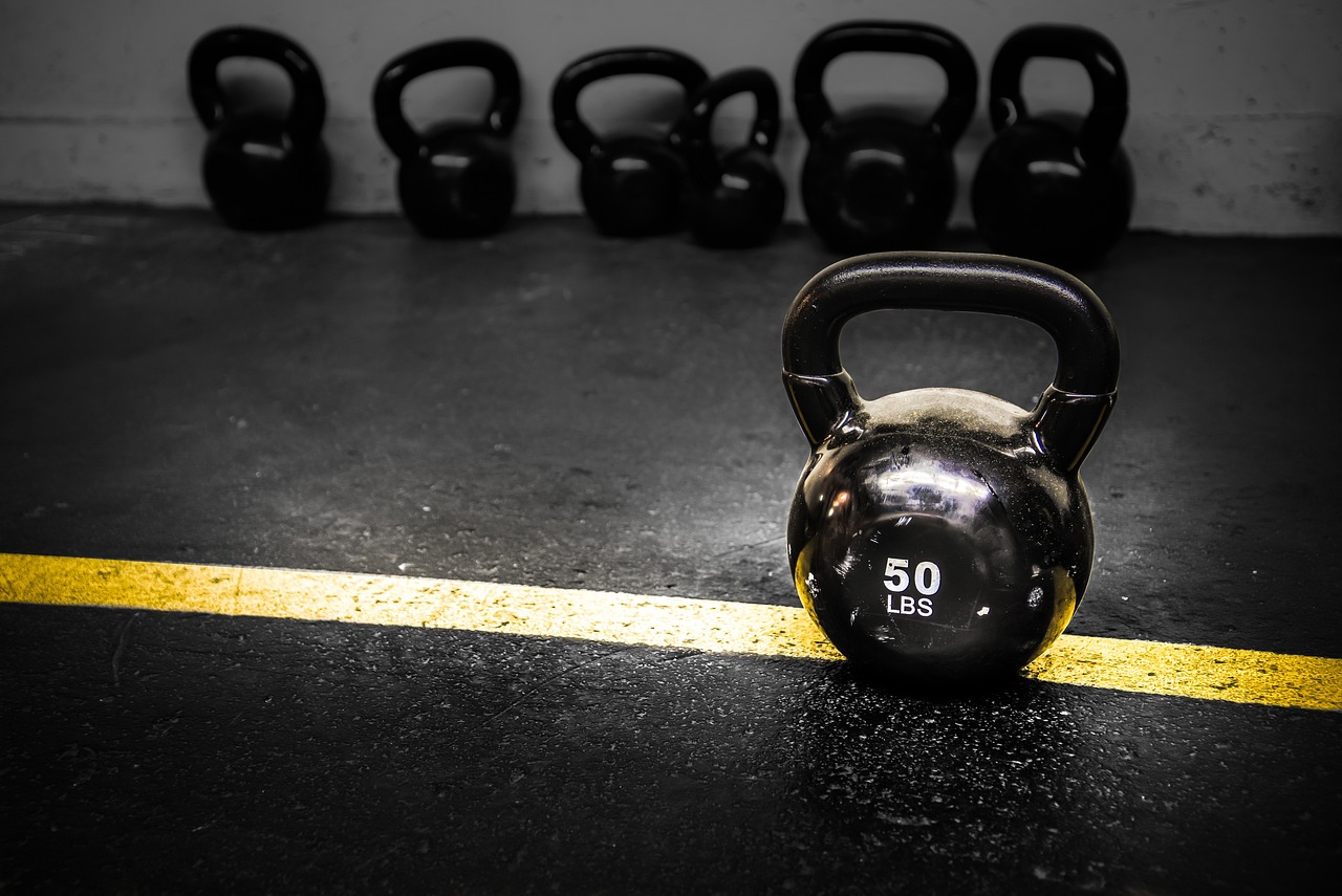 Kettlebells en el suelo de un gimnasio
