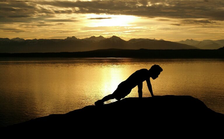 Atleta haciendo flexiones al aire libre