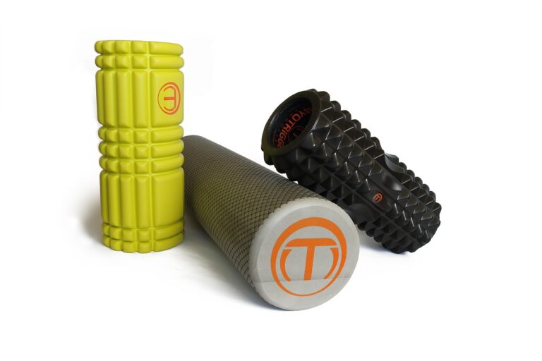 Persona usando un foam roller en las piernas