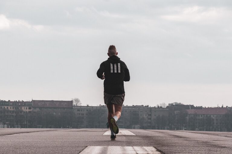 Corredor entrenando en carretera