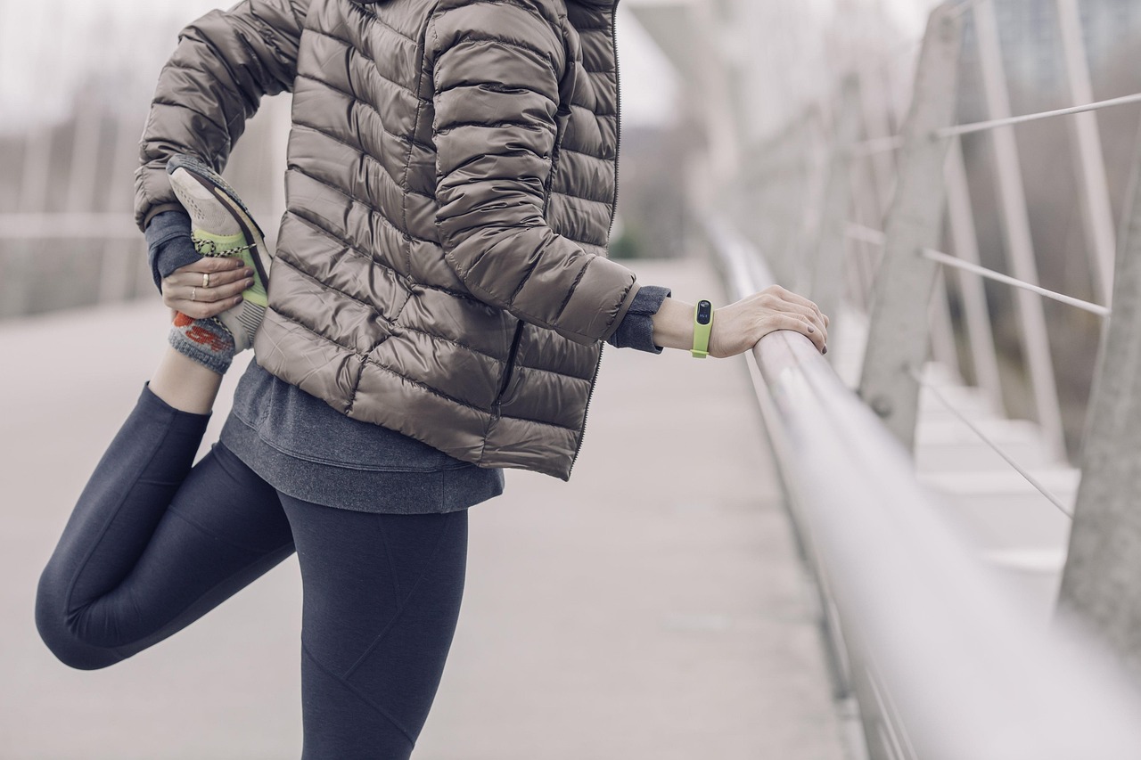 Persona estirando las piernas antes de entrenar