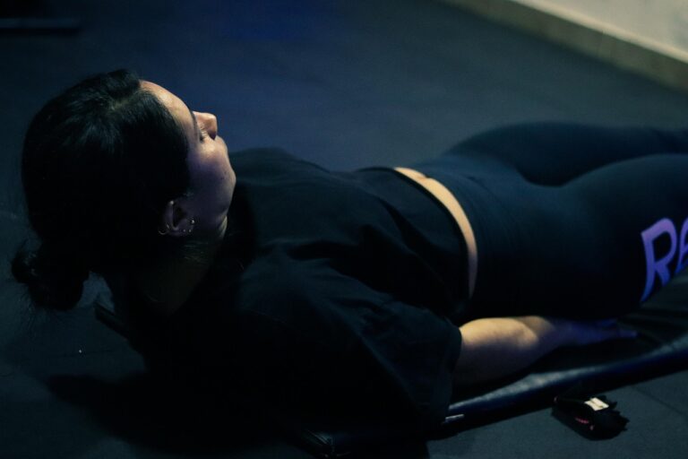 Atleta descansando tumbado tras un entrenamiento duro