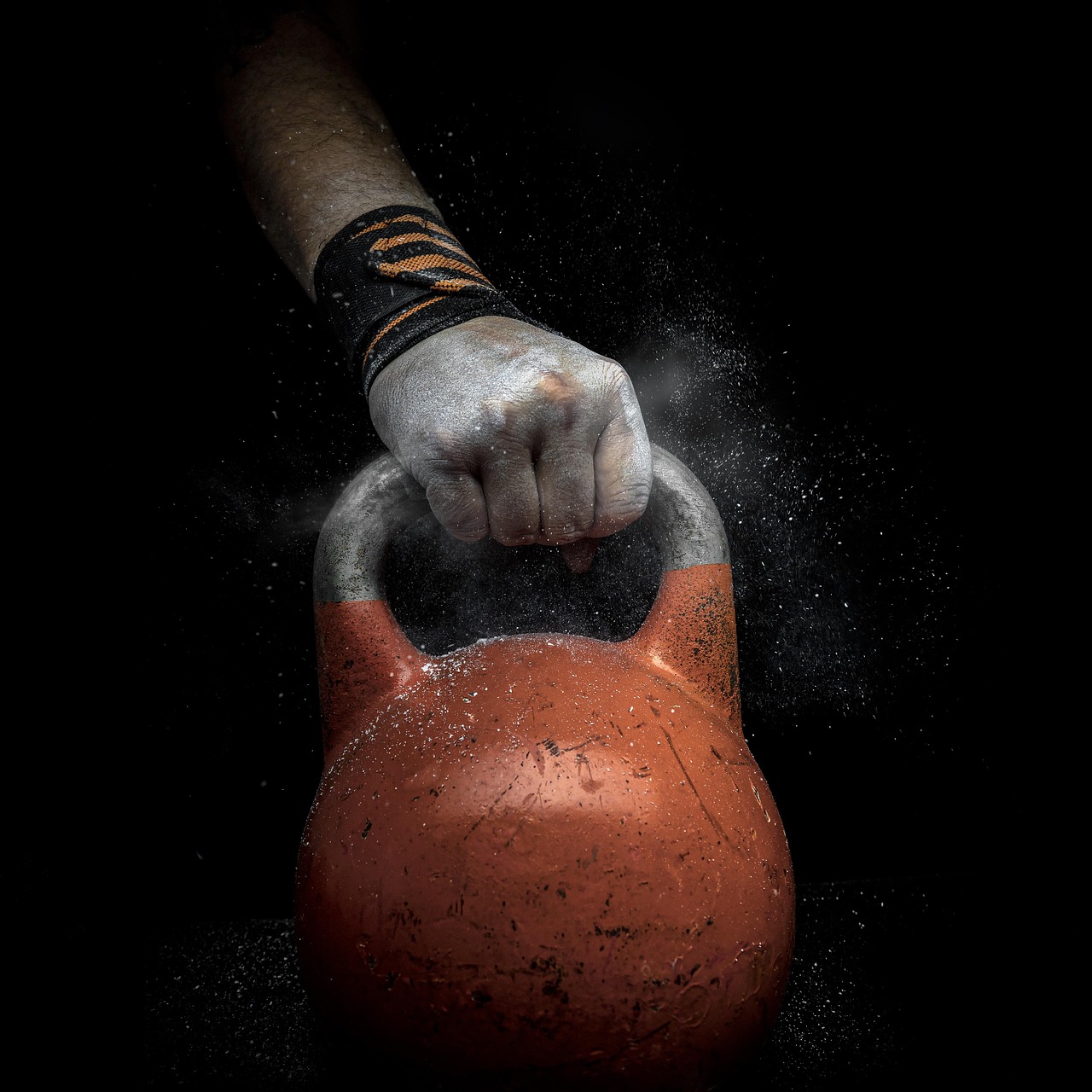 Kettlebells de distintos pesos en un box de entrenamiento
