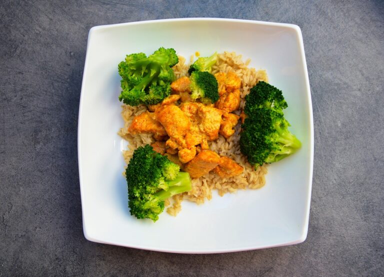 Plato de pollo con arroz y brócoli