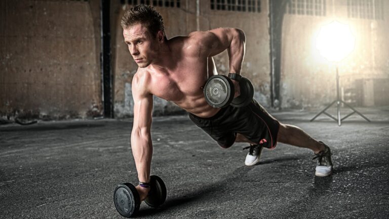 Hombre entrenando con mancuernas en el gimnasio