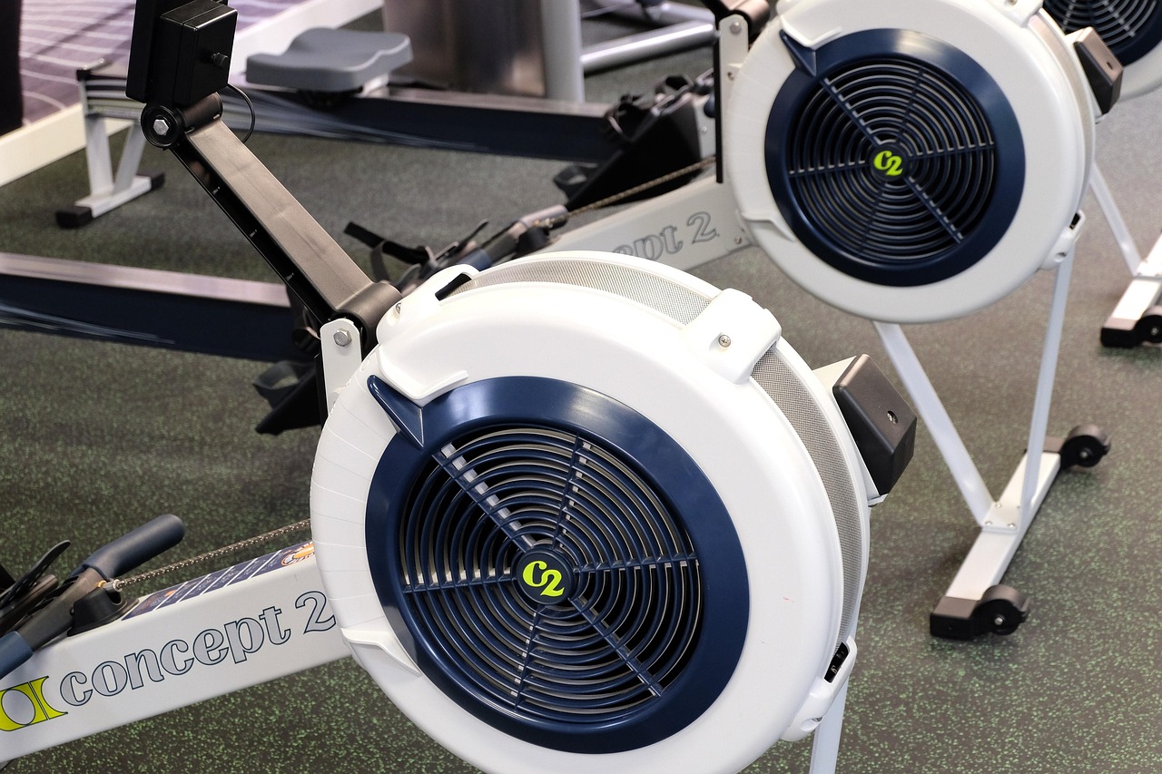 Remo ergómetro en una sala de entrenamiento