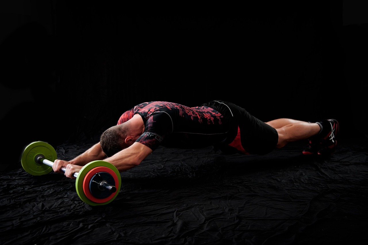 Mujer entrenando con kettlebell en un box