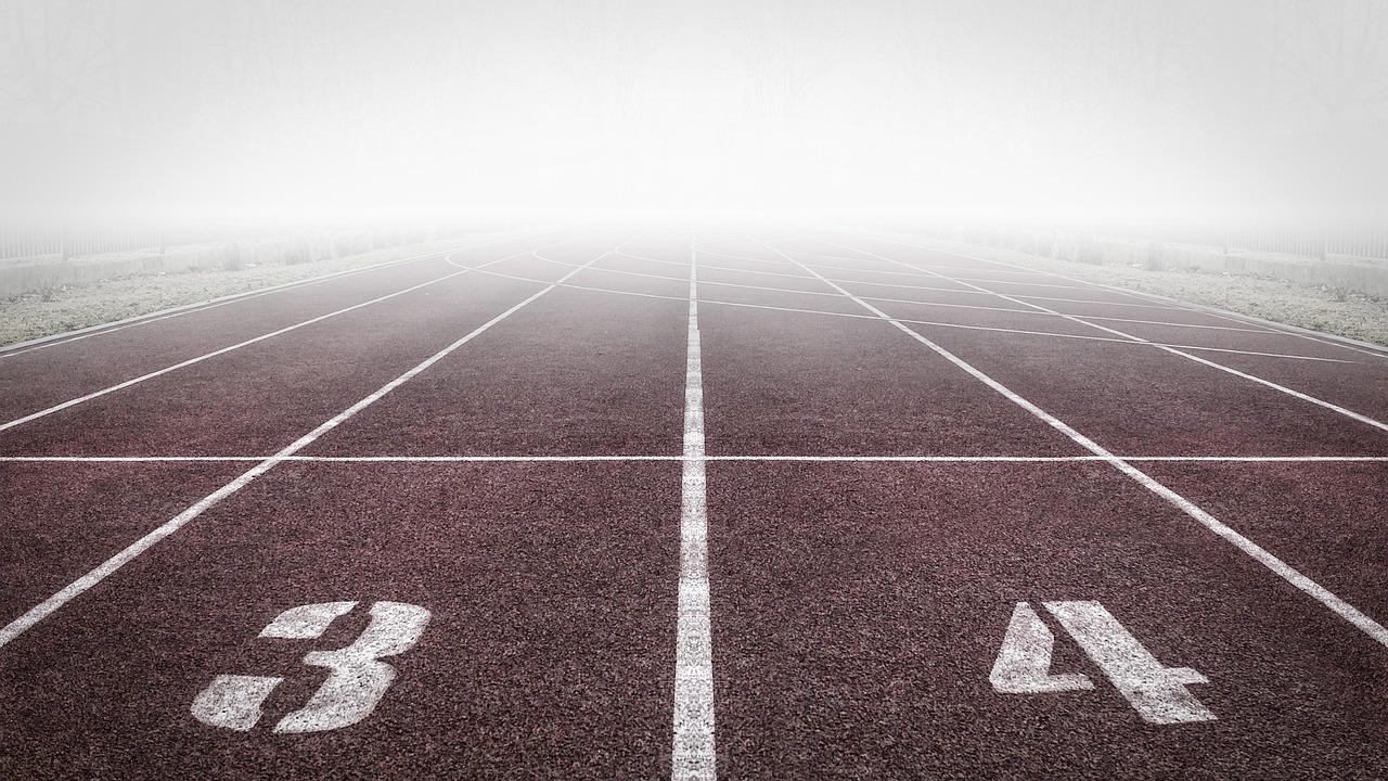 Pista de atletismo con niebla