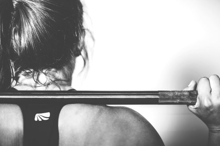 Atleta entrenando CrossFit con barra