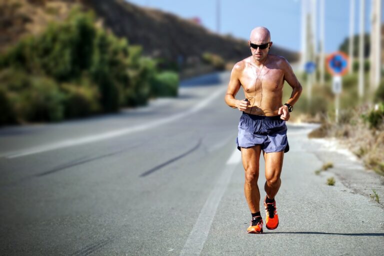 Hombre corriendo a ritmo suave por carretera